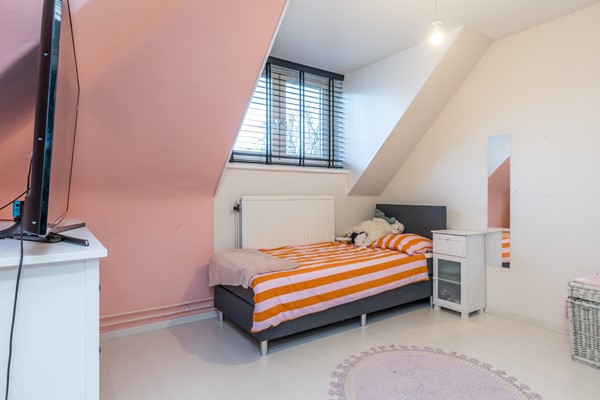 Foto - Verkocht onder voorbehoud: Instapklare gemoderniseerde hoekwoning uit 1920 met 4 slaapkamers, aanbouw met leef keuken en bijkeuken, eigen oprit (2 auto's) en een onderhoudsvriendelijke tuin gelegen op het Zuiden.